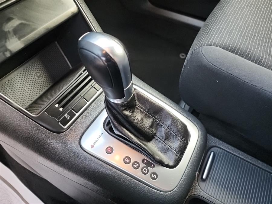 2012 Volkswagen Tiguan 4WD 4dr Auto SE w/Sunroof & Nav, available for sale in Islip, New York | L.I. Auto Gallery. Islip, New York 2012 Volkswagen Tiguan 4WD 4dr Auto SE w/Sunroof & Nav, available for sale in Islip, New York | L.I. Auto Gallery. Islip, New York