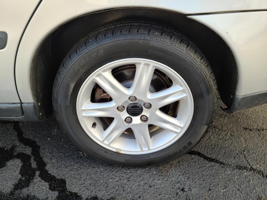 2002 Volvo S60 2.4T A SR 4dr Sdn Auto w/Sunroof, available for sale in Milford, Connecticut | Chip's Auto Sales Inc. Milford, Connecticut 2002 Volvo S60 2.4T A SR 4dr Sdn Auto w/Sunroof, available for sale in Milford, Connecticut | Chip's Auto Sales Inc. Milford, Connecticut