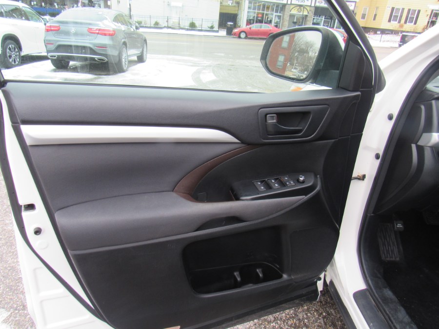 2014 Toyota Highlander LE, available for sale in Worcester, Massachusetts | Hilario's Auto Sales Inc.. Worcester, Massachusetts 2014 Toyota Highlander LE, available for sale in Worcester, Massachusetts | Hilario's Auto Sales Inc.. Worcester, Massachusetts