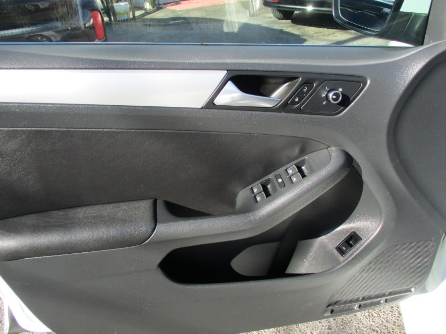2014 Volkswagen Jetta Sedan 4dr Auto SE PZEV, available for sale in West Babylon, New York | New Gen Auto Group. West Babylon, New York 2014 Volkswagen Jetta Sedan 4dr Auto SE PZEV, available for sale in West Babylon, New York | New Gen Auto Group. West Babylon, New York