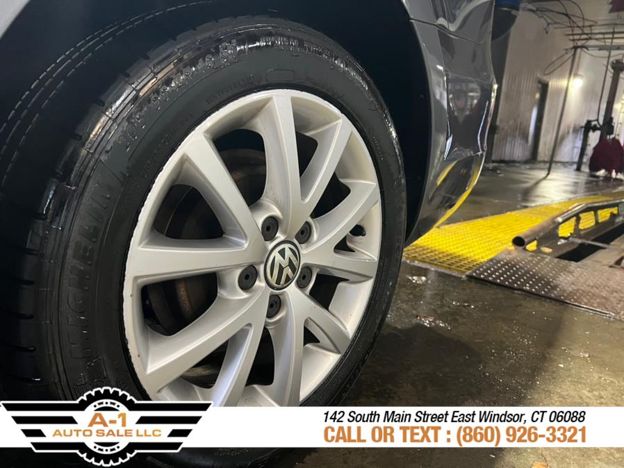 2011 Volkswagen Jetta Sedan 4dr Auto SE w/Convenience & Sunroof PZEV, available for sale in East Windsor, Connecticut | A1 Auto Sale LLC. East Windsor, Connecticut 2011 Volkswagen Jetta Sedan 4dr Auto SE w/Convenience & Sunroof PZEV, available for sale in East Windsor, Connecticut | A1 Auto Sale LLC. East Windsor, Connecticut