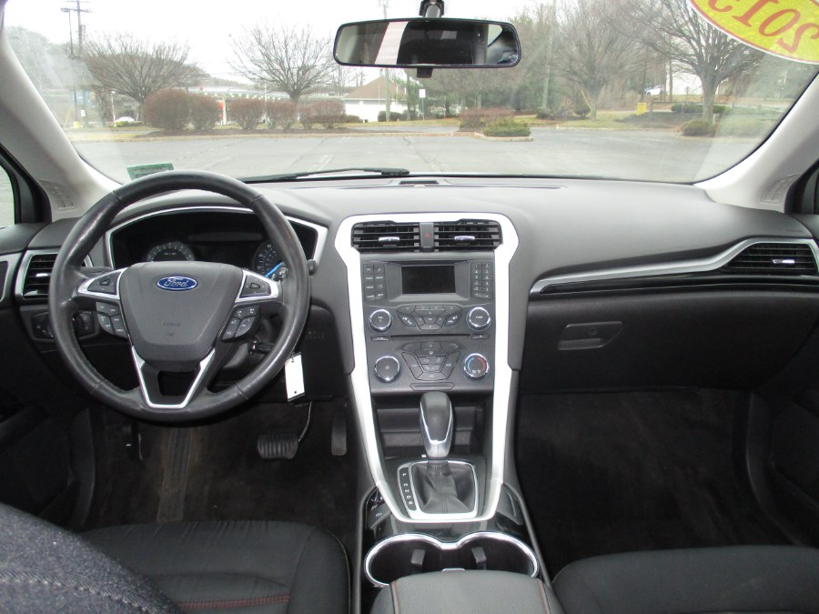 2015 Ford Fusion 4dr Sdn SE FWD, available for sale in New Britain, Connecticut | Universal Motors LLC. New Britain, Connecticut 2015 Ford Fusion 4dr Sdn SE FWD, available for sale in New Britain, Connecticut | Universal Motors LLC. New Britain, Connecticut