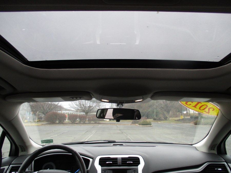 2015 Ford Fusion 4dr Sdn SE FWD, available for sale in New Britain, Connecticut | Universal Motors LLC. New Britain, Connecticut 2015 Ford Fusion 4dr Sdn SE FWD, available for sale in New Britain, Connecticut | Universal Motors LLC. New Britain, Connecticut