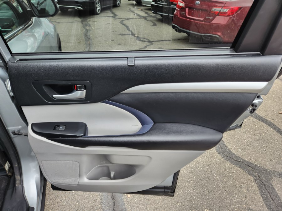 Used Toyota Highlander XLE V6 AWD (Natl) 2018 | Dealmax Motors LLC. Bristol, Connecticut Used Toyota Highlander XLE V6 AWD (Natl) 2018 | Dealmax Motors LLC. Bristol, Connecticut