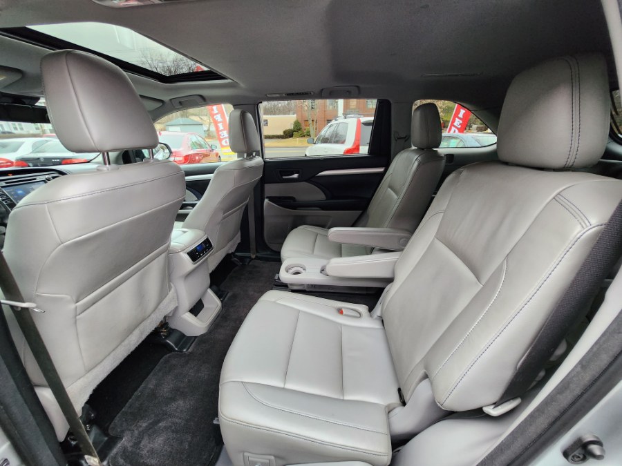 Used Toyota Highlander XLE V6 AWD (Natl) 2018 | Dealmax Motors LLC. Bristol, Connecticut Used Toyota Highlander XLE V6 AWD (Natl) 2018 | Dealmax Motors LLC. Bristol, Connecticut