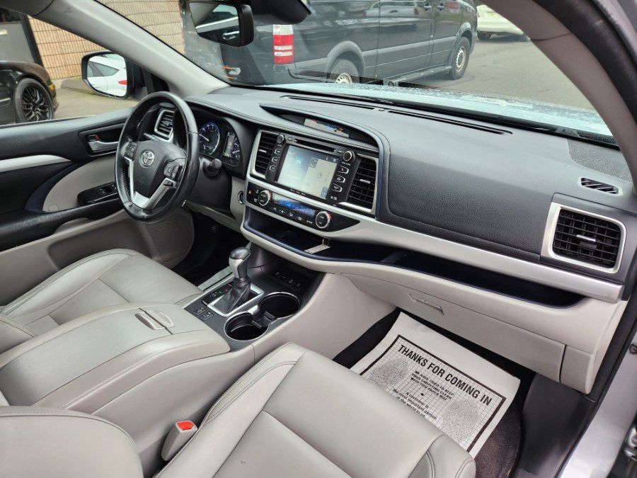 Used Toyota Highlander XLE V6 AWD (Natl) 2018 | Dealmax Motors LLC. Bristol, Connecticut Used Toyota Highlander XLE V6 AWD (Natl) 2018 | Dealmax Motors LLC. Bristol, Connecticut