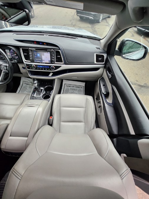 Used Toyota Highlander XLE V6 AWD (Natl) 2018 | Dealmax Motors LLC. Bristol, Connecticut Used Toyota Highlander XLE V6 AWD (Natl) 2018 | Dealmax Motors LLC. Bristol, Connecticut