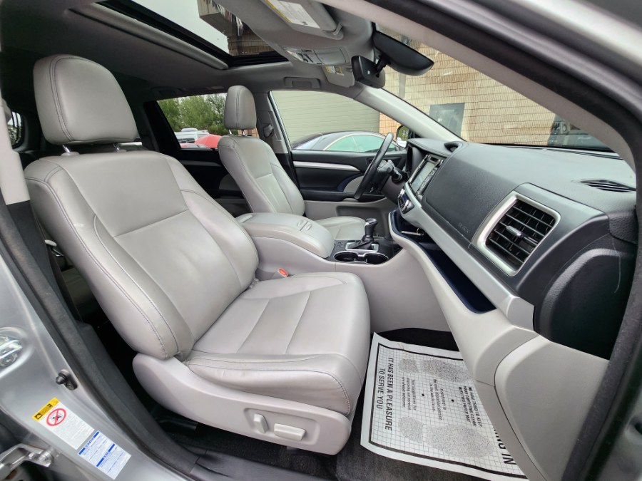 Used Toyota Highlander XLE V6 AWD (Natl) 2018 | Dealmax Motors LLC. Bristol, Connecticut Used Toyota Highlander XLE V6 AWD (Natl) 2018 | Dealmax Motors LLC. Bristol, Connecticut