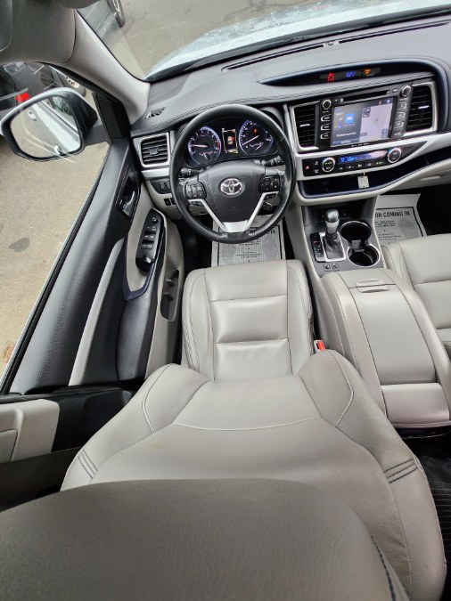 Used Toyota Highlander XLE V6 AWD (Natl) 2018 | Dealmax Motors LLC. Bristol, Connecticut Used Toyota Highlander XLE V6 AWD (Natl) 2018 | Dealmax Motors LLC. Bristol, Connecticut