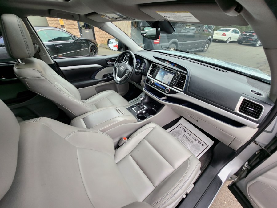 Used Toyota Highlander XLE V6 AWD (Natl) 2018 | Dealmax Motors LLC. Bristol, Connecticut Used Toyota Highlander XLE V6 AWD (Natl) 2018 | Dealmax Motors LLC. Bristol, Connecticut