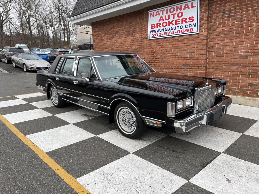 1986 Lincoln Town Car 4dr Sedan Signature, available for sale in Waterbury, Connecticut | National Auto Brokers, Inc.. Waterbury, Connecticut