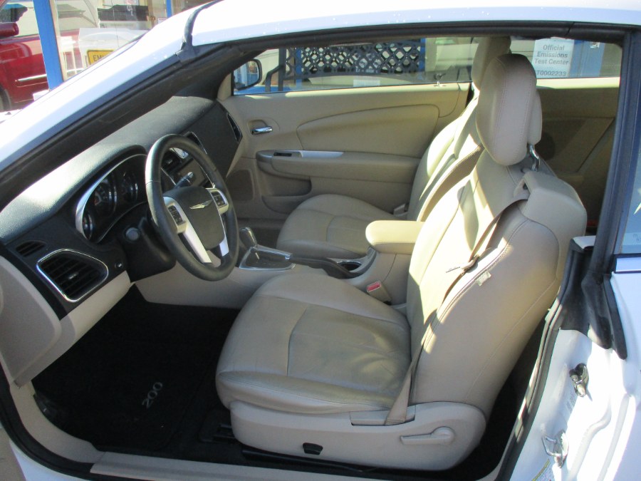 2013 Chrysler 200 2dr Conv Limited, available for sale in Meriden, Connecticut | Cos Central Auto. Meriden, Connecticut 2013 Chrysler 200 2dr Conv Limited, available for sale in Meriden, Connecticut | Cos Central Auto. Meriden, Connecticut
