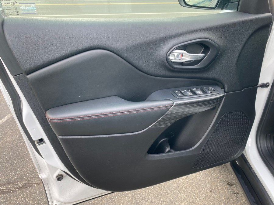 2016 Jeep Cherokee 4WD 4dr Trailhawk, available for sale in West Springfield, Massachusetts | Union Street Auto Sales. West Springfield, Massachusetts 2016 Jeep Cherokee 4WD 4dr Trailhawk, available for sale in West Springfield, Massachusetts | Union Street Auto Sales. West Springfield, Massachusetts