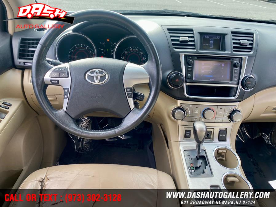 2013 Toyota Highlander 4WD 4dr V6 SE (Natl), available for sale in Newark, New Jersey | Dash Auto Gallery Inc.. Newark, New Jersey 2013 Toyota Highlander 4WD 4dr V6 SE (Natl), available for sale in Newark, New Jersey | Dash Auto Gallery Inc.. Newark, New Jersey