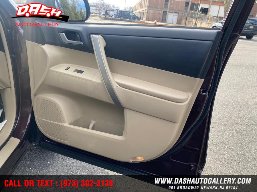 2013 Toyota Highlander 4WD 4dr V6 SE (Natl), available for sale in Newark, New Jersey | Dash Auto Gallery Inc.. Newark, New Jersey 2013 Toyota Highlander 4WD 4dr V6 SE (Natl), available for sale in Newark, New Jersey | Dash Auto Gallery Inc.. Newark, New Jersey