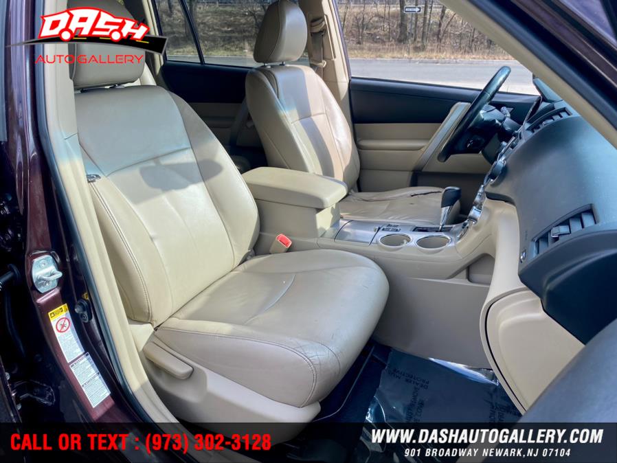 2013 Toyota Highlander 4WD 4dr V6 SE (Natl), available for sale in Newark, New Jersey | Dash Auto Gallery Inc.. Newark, New Jersey 2013 Toyota Highlander 4WD 4dr V6 SE (Natl), available for sale in Newark, New Jersey | Dash Auto Gallery Inc.. Newark, New Jersey