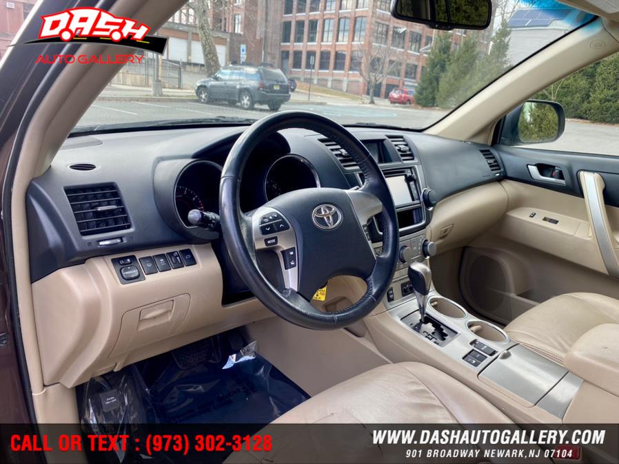 2013 Toyota Highlander 4WD 4dr V6 SE (Natl), available for sale in Newark, New Jersey | Dash Auto Gallery Inc.. Newark, New Jersey 2013 Toyota Highlander 4WD 4dr V6 SE (Natl), available for sale in Newark, New Jersey | Dash Auto Gallery Inc.. Newark, New Jersey