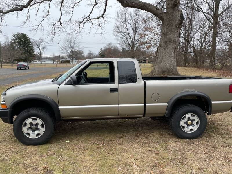 2001 Chevrolet S-10 Ext Cab 123" WB 4WD LS, available for sale in Plainville, Connecticut | Choice Group LLC Choice Motor Car. Plainville, Connecticut