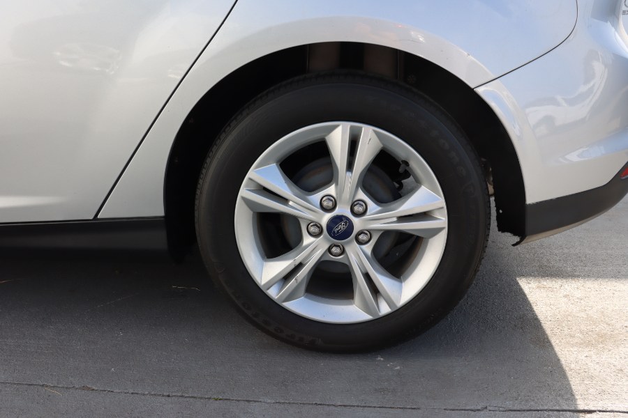 2014 Ford Focus 5dr HB SE, available for sale in Santa Ana, California | Auto Max Of Santa Ana. Santa Ana, California 2014 Ford Focus 5dr HB SE, available for sale in Santa Ana, California | Auto Max Of Santa Ana. Santa Ana, California