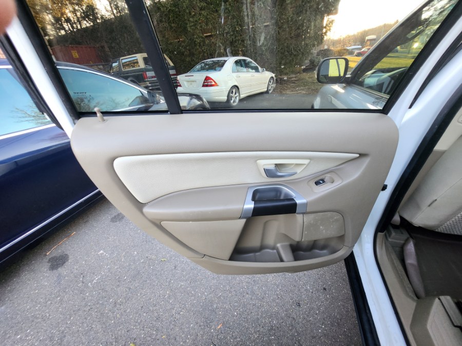 2010 Volvo XC90 AWD 4dr I6, available for sale in Bristol, Connecticut | Dealmax Motors LLC. Bristol, Connecticut 2010 Volvo XC90 AWD 4dr I6, available for sale in Bristol, Connecticut | Dealmax Motors LLC. Bristol, Connecticut