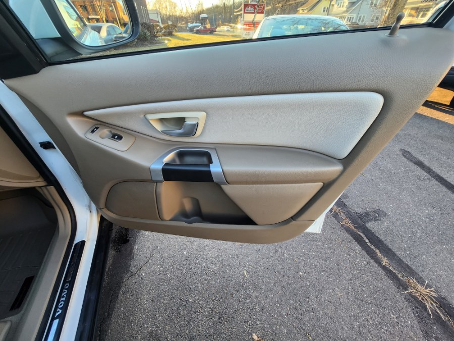 2010 Volvo XC90 AWD 4dr I6, available for sale in Bristol, Connecticut | Dealmax Motors LLC. Bristol, Connecticut 2010 Volvo XC90 AWD 4dr I6, available for sale in Bristol, Connecticut | Dealmax Motors LLC. Bristol, Connecticut