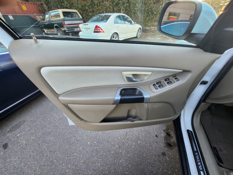 2010 Volvo XC90 AWD 4dr I6, available for sale in Bristol, Connecticut | Dealmax Motors LLC. Bristol, Connecticut 2010 Volvo XC90 AWD 4dr I6, available for sale in Bristol, Connecticut | Dealmax Motors LLC. Bristol, Connecticut
