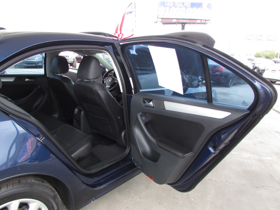 2014 Volkswagen Jetta Sedan 4dr Auto SE w/Connectivity/Sunroof, available for sale in Orlando, Florida | VIP Auto Enterprise, Inc. Orlando, Florida 2014 Volkswagen Jetta Sedan 4dr Auto SE w/Connectivity/Sunroof, available for sale in Orlando, Florida | VIP Auto Enterprise, Inc. Orlando, Florida