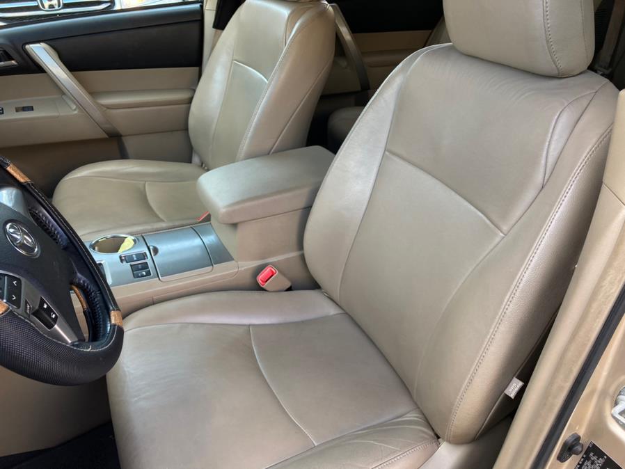 2013 Toyota Highlander 4WD 4dr V6 SE (Natl), available for sale in Brooklyn, New York | Carsbuck Inc.. Brooklyn, New York 2013 Toyota Highlander 4WD 4dr V6 SE (Natl), available for sale in Brooklyn, New York | Carsbuck Inc.. Brooklyn, New York