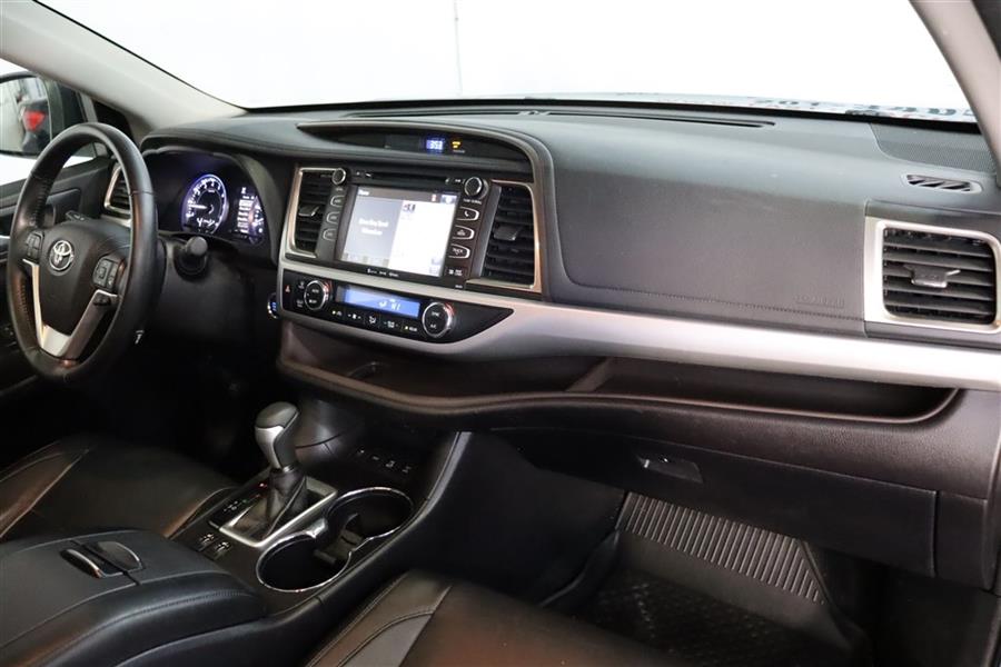 2018 Toyota Highlander XLE, available for sale in Paterson, New Jersey | Fast Track Motors. Paterson, New Jersey 2018 Toyota Highlander XLE, available for sale in Paterson, New Jersey | Fast Track Motors. Paterson, New Jersey