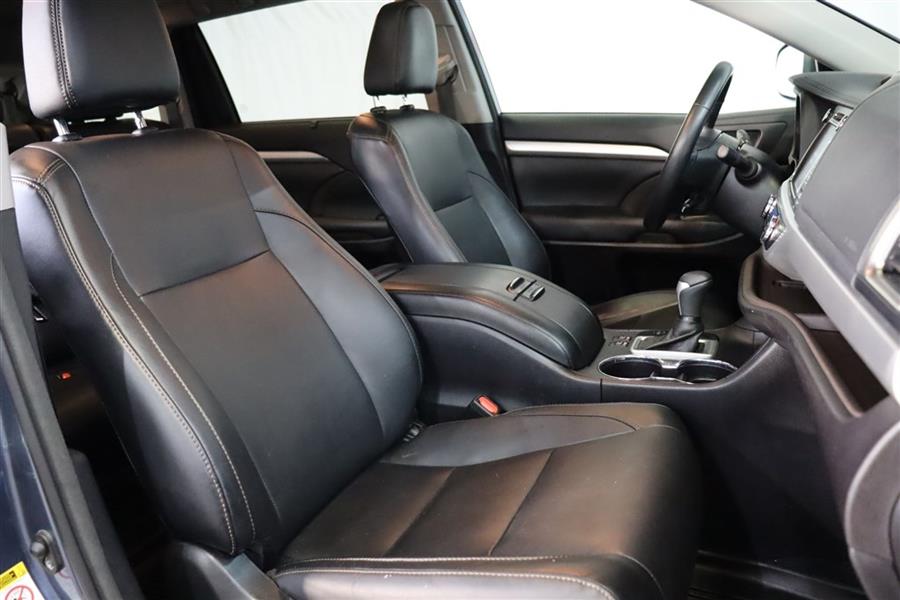 2018 Toyota Highlander XLE, available for sale in Paterson, New Jersey | Fast Track Motors. Paterson, New Jersey 2018 Toyota Highlander XLE, available for sale in Paterson, New Jersey | Fast Track Motors. Paterson, New Jersey