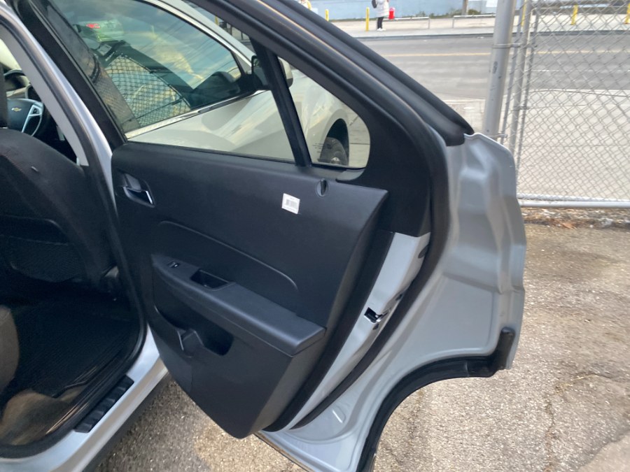 2011 Chevrolet Equinox AWD 4dr LT w/1LT, available for sale in Middle Village, New York | Middle Village Motors . Middle Village, New York 2011 Chevrolet Equinox AWD 4dr LT w/1LT, available for sale in Middle Village, New York | Middle Village Motors . Middle Village, New York