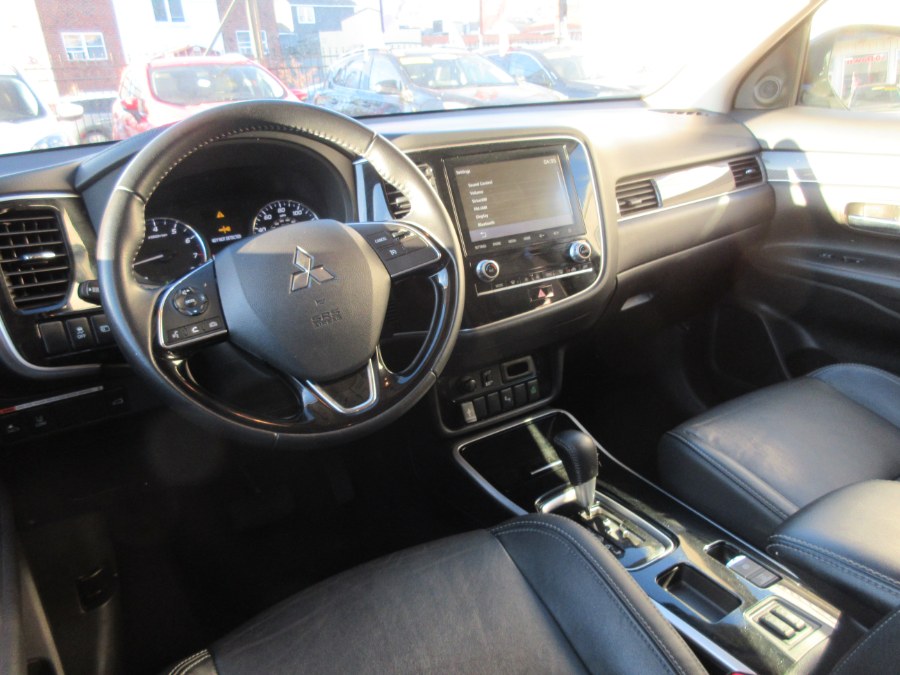 2020 Mitsubishi Outlander SE FWD, available for sale in Linden, New Jersey | Route 27 Auto Mall. Linden, New Jersey 2020 Mitsubishi Outlander SE FWD, available for sale in Linden, New Jersey | Route 27 Auto Mall. Linden, New Jersey