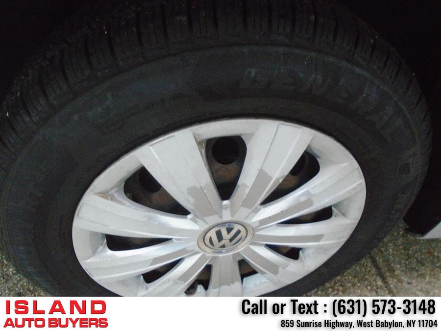 2013 Volkswagen Jetta Base 4dr Sedan 6A, available for sale in West Babylon, New York | Island Auto Buyers. West Babylon, New York 2013 Volkswagen Jetta Base 4dr Sedan 6A, available for sale in West Babylon, New York | Island Auto Buyers. West Babylon, New York