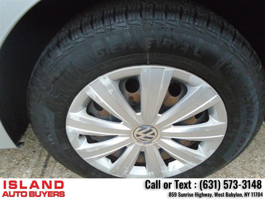 2013 Volkswagen Jetta Base 4dr Sedan 6A, available for sale in West Babylon, New York | Island Auto Buyers. West Babylon, New York 2013 Volkswagen Jetta Base 4dr Sedan 6A, available for sale in West Babylon, New York | Island Auto Buyers. West Babylon, New York