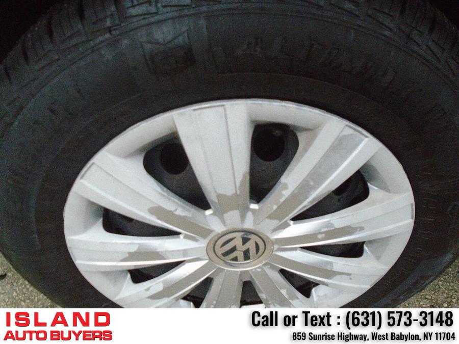 2013 Volkswagen Jetta Base 4dr Sedan 6A, available for sale in West Babylon, New York | Island Auto Buyers. West Babylon, New York 2013 Volkswagen Jetta Base 4dr Sedan 6A, available for sale in West Babylon, New York | Island Auto Buyers. West Babylon, New York