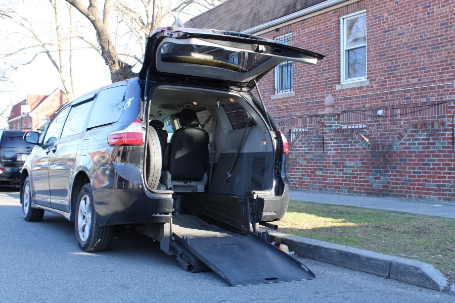 2019 Toyota Sienna L FWD 7-Passenger (Natl), available for sale in BROOKLYN, New York | Deals on Wheels International Auto. BROOKLYN, New York 2019 Toyota Sienna L FWD 7-Passenger (Natl), available for sale in BROOKLYN, New York | Deals on Wheels International Auto. BROOKLYN, New York