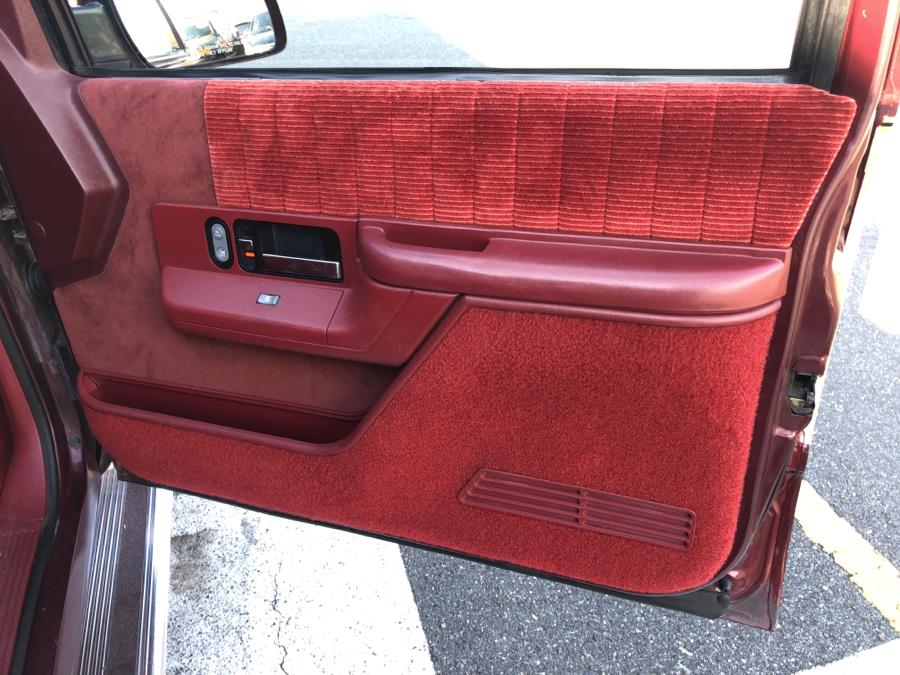 1992 GMC Suburban 1500 SLE 2WD, available for sale in Waterbury, Connecticut | National Auto Brokers, Inc.. Waterbury, Connecticut 1992 GMC Suburban 1500 SLE 2WD, available for sale in Waterbury, Connecticut | National Auto Brokers, Inc.. Waterbury, Connecticut