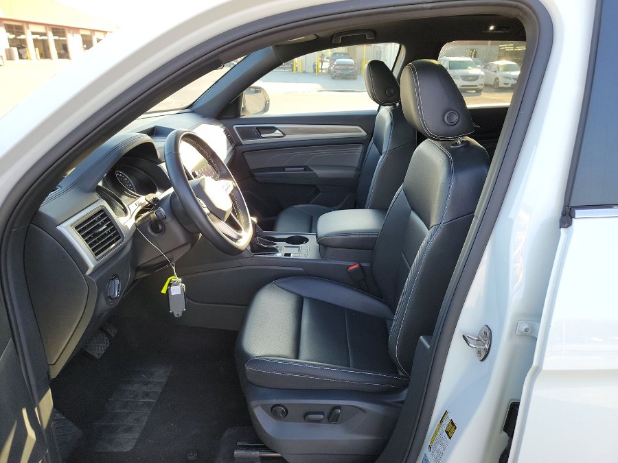 2021 Volkswagen Atlas Cross Sport 3.6L V6 SE w/Technology FWD, available for sale in Franklin Square, New York | Luxury Motor Club. Franklin Square, New York 2021 Volkswagen Atlas Cross Sport 3.6L V6 SE w/Technology FWD, available for sale in Franklin Square, New York | Luxury Motor Club. Franklin Square, New York