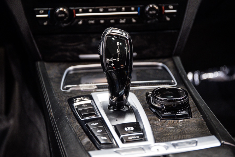 2015 BMW 7 Series 4dr Sdn 750Li xDrive AWD, available for sale in ELMONT, New York | 26 Motors Long Island. ELMONT, New York 2015 BMW 7 Series 4dr Sdn 750Li xDrive AWD, available for sale in ELMONT, New York | 26 Motors Long Island. ELMONT, New York