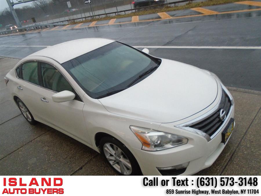 2014 Nissan Altima 2.5 SV 4dr Sedan, available for sale in West Babylon, New York | Island Auto Buyers. West Babylon, New York 2014 Nissan Altima 2.5 SV 4dr Sedan, available for sale in West Babylon, New York | Island Auto Buyers. West Babylon, New York