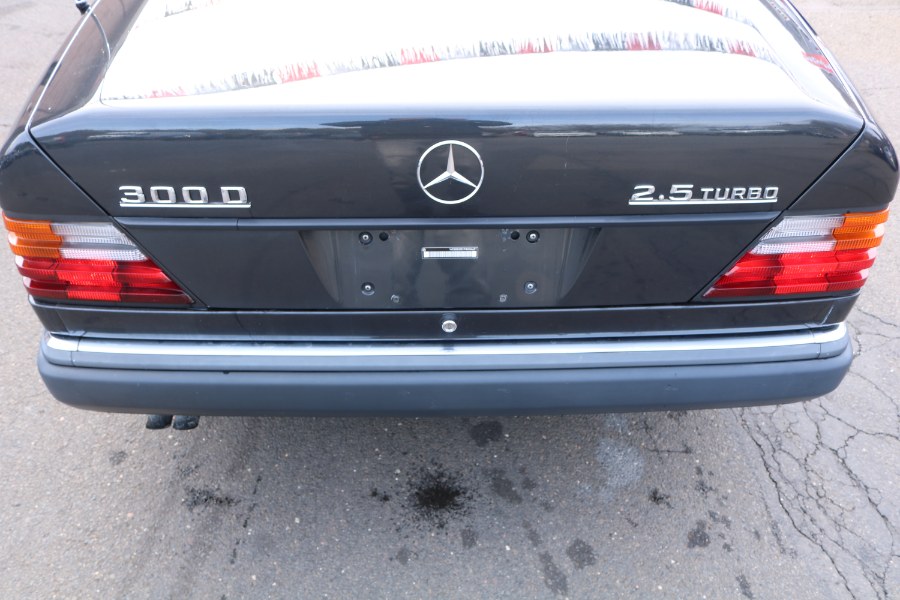 1992 Mercedes-Benz 300 Series 4dr Sedan 300D 2.5 Turbo, available for sale in Bristol, Connecticut | Dealmax Motors LLC. Bristol, Connecticut 1992 Mercedes-Benz 300 Series 4dr Sedan 300D 2.5 Turbo, available for sale in Bristol, Connecticut | Dealmax Motors LLC. Bristol, Connecticut