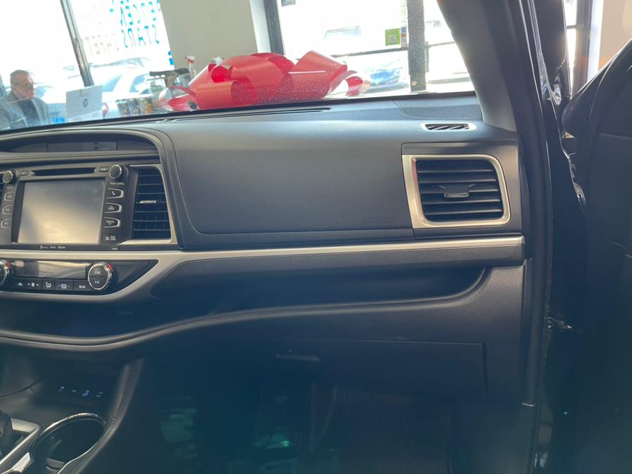 2019 Toyota Highlander SE V6 AWD (Natl), available for sale in Inwood, New York | 5 Towns Drive. Inwood, New York 2019 Toyota Highlander SE V6 AWD (Natl), available for sale in Inwood, New York | 5 Towns Drive. Inwood, New York