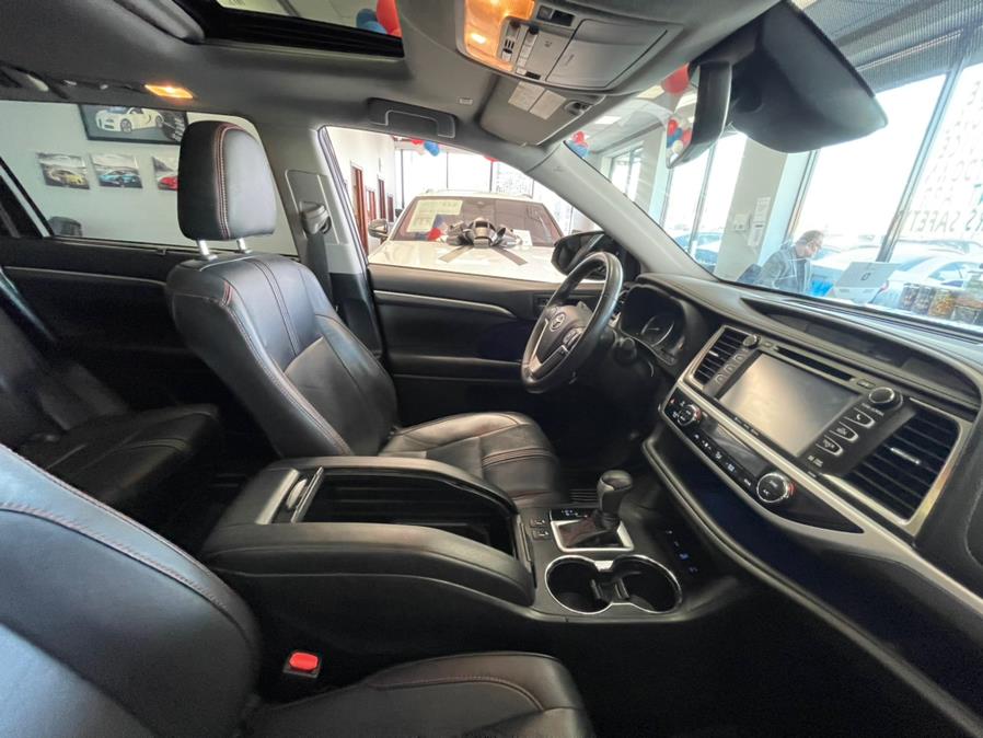 2019 Toyota Highlander SE V6 AWD (Natl), available for sale in Inwood, New York | 5 Towns Drive. Inwood, New York 2019 Toyota Highlander SE V6 AWD (Natl), available for sale in Inwood, New York | 5 Towns Drive. Inwood, New York