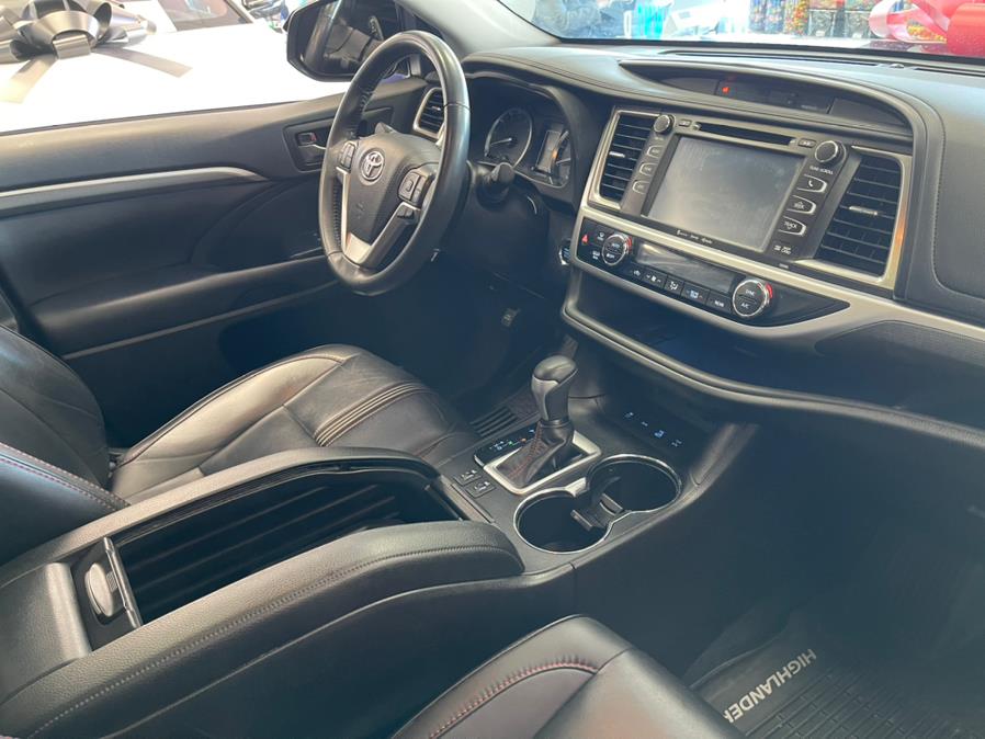 2019 Toyota Highlander SE V6 AWD (Natl), available for sale in Inwood, New York | 5 Towns Drive. Inwood, New York 2019 Toyota Highlander SE V6 AWD (Natl), available for sale in Inwood, New York | 5 Towns Drive. Inwood, New York