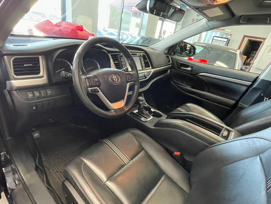 2019 Toyota Highlander SE V6 AWD (Natl), available for sale in Inwood, New York | 5 Towns Drive. Inwood, New York 2019 Toyota Highlander SE V6 AWD (Natl), available for sale in Inwood, New York | 5 Towns Drive. Inwood, New York
