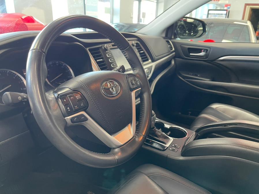 2019 Toyota Highlander SE V6 AWD (Natl), available for sale in Inwood, New York | 5 Towns Drive. Inwood, New York 2019 Toyota Highlander SE V6 AWD (Natl), available for sale in Inwood, New York | 5 Towns Drive. Inwood, New York