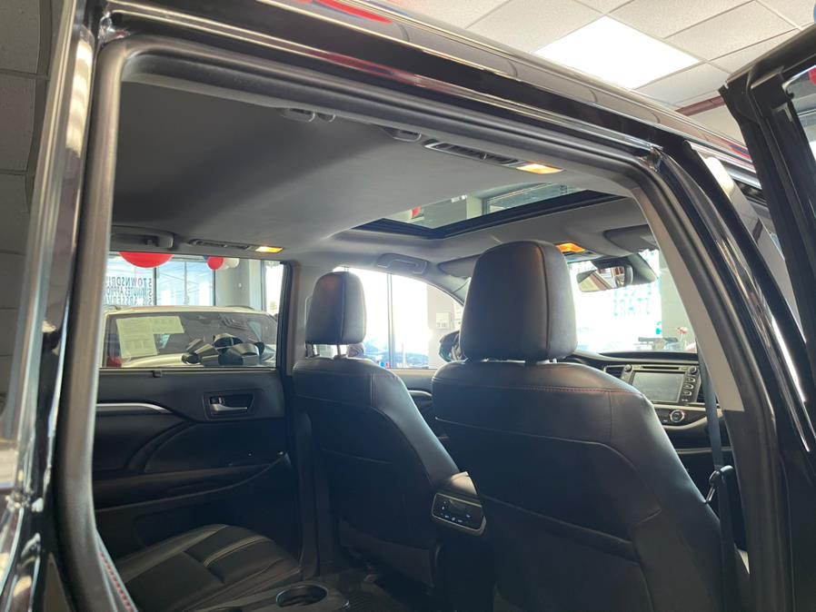 2019 Toyota Highlander SE V6 AWD (Natl), available for sale in Inwood, New York | 5 Towns Drive. Inwood, New York 2019 Toyota Highlander SE V6 AWD (Natl), available for sale in Inwood, New York | 5 Towns Drive. Inwood, New York