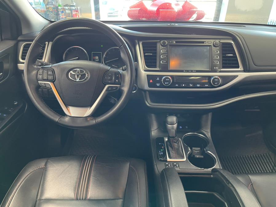 2019 Toyota Highlander SE V6 AWD (Natl), available for sale in Inwood, New York | 5 Towns Drive. Inwood, New York 2019 Toyota Highlander SE V6 AWD (Natl), available for sale in Inwood, New York | 5 Towns Drive. Inwood, New York