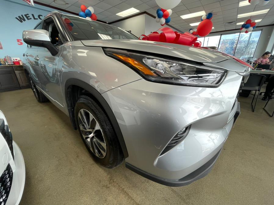 2020 Toyota Highlander XLE AWD (Natl), available for sale in Inwood, New York | 5 Towns Drive. Inwood, New York 2020 Toyota Highlander XLE AWD (Natl), available for sale in Inwood, New York | 5 Towns Drive. Inwood, New York