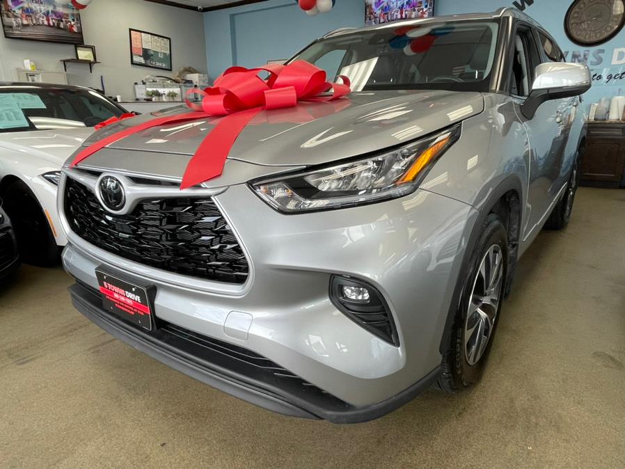 2020 Toyota Highlander XLE AWD (Natl), available for sale in Inwood, New York | 5 Towns Drive. Inwood, New York 2020 Toyota Highlander XLE AWD (Natl), available for sale in Inwood, New York | 5 Towns Drive. Inwood, New York